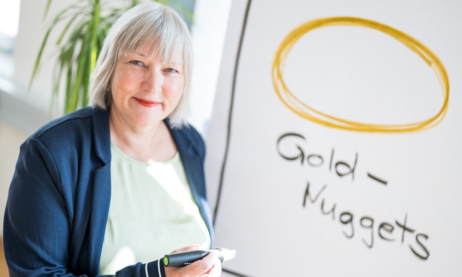 Maria Moll vor dem Flipchart mit der Aufschrift Gold-Nuggets